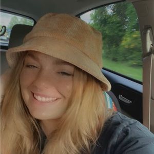 Meet your Posher, Macie